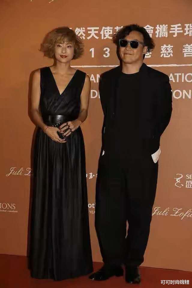 「发型」陈奕迅携妻子亮相，徐濠萦身穿长裙满身贵气，发型“狂野”很随夫