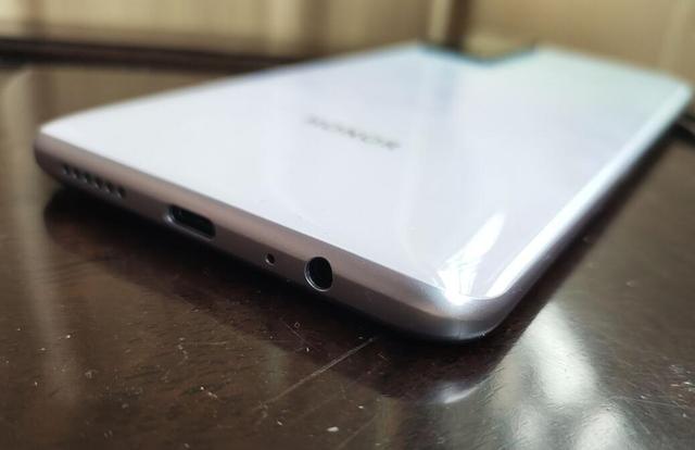 荣耀play|不买主流旗舰，依旧支持中端水桶机，其实答案就是“钱不足”