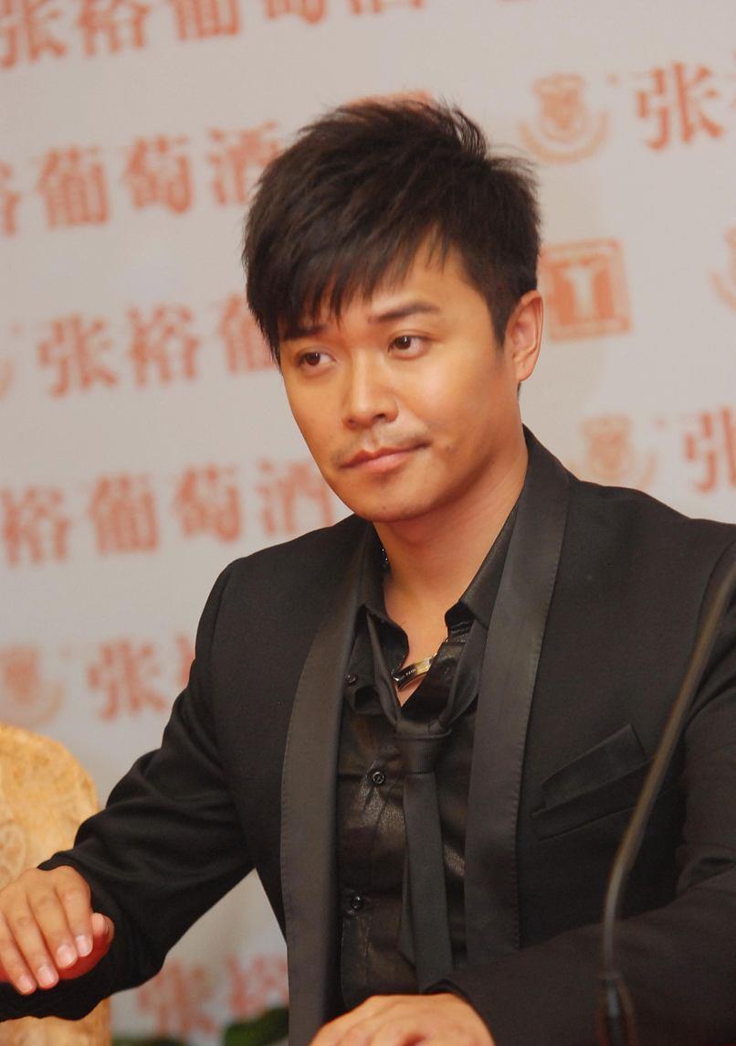 佟丽娅@佟丽娅5月20日微博反应婚姻状况，或效仿杨幂刘恺威择时宣布离婚