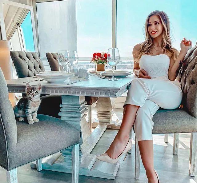 女主播|新闻女主播穿着“清凉”，秀好身材吸粉百万，谁说主播不能性感？