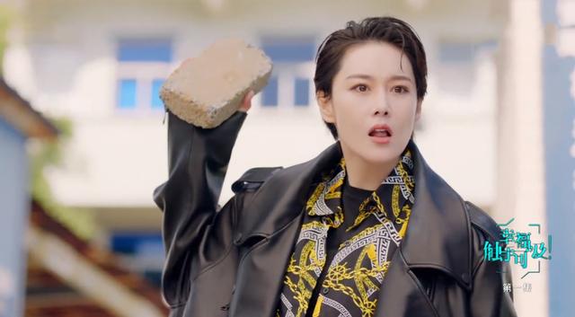 『短发』有种霸气叫张馨予剪短发，男人都“眼红”，穿衣打扮太可了