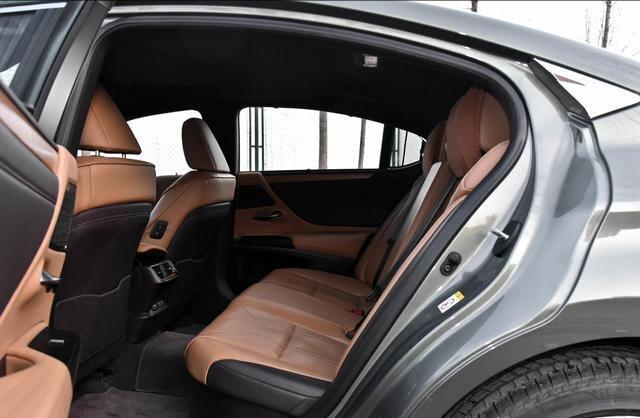 雷克萨斯|新一代雷克萨斯ES：2.5动力油耗仅6升，落地28万，比奥迪A4还霸气