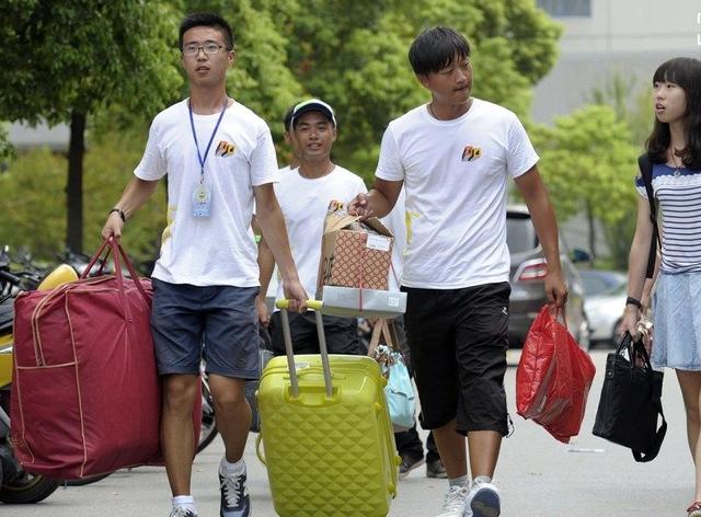 大学|大一新生开学，学长多半会抢着帮这4类学生拿行李，快看你中了没