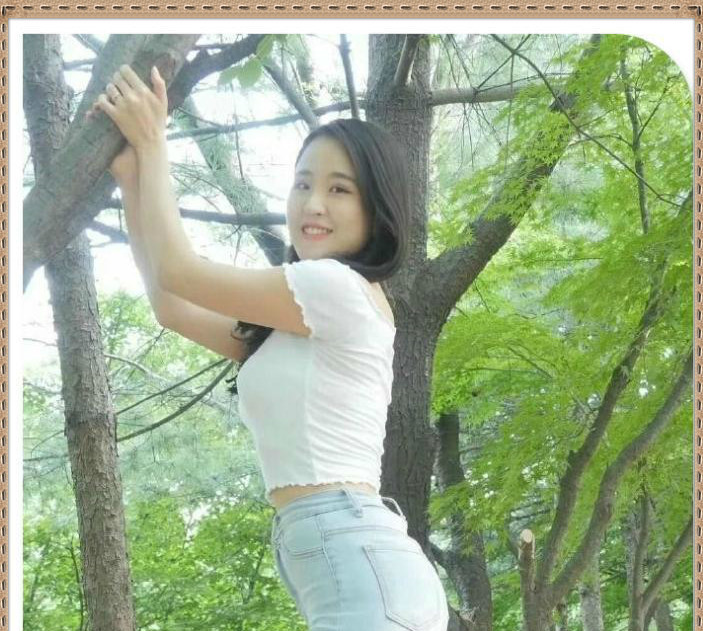 『穿衣搭配』大家有没有发现，妹子把头发扎成两辫子，可爱又俏皮吧？