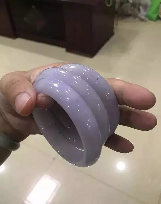 「翡翠」标价2万的翡翠原石无人问津，识货行家却一眼相中，大涨特涨