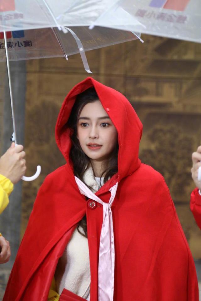 Angelababy|Baby缺席阔太团最新聚会疑被出局，录综艺路透照冻到面容僵硬