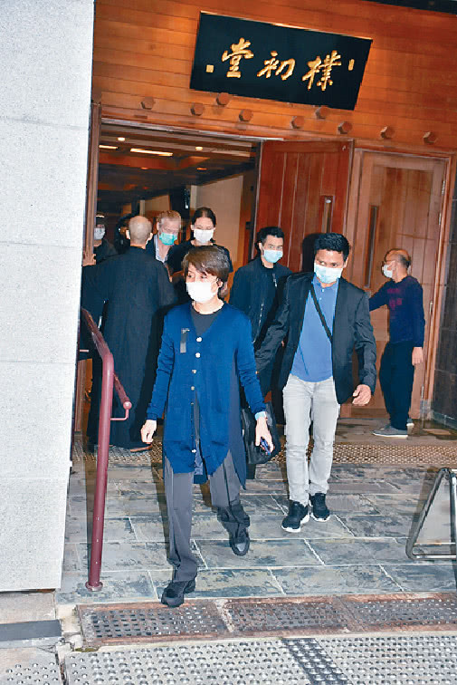 「赌王」赌王何鸿燊遗照曝光，追悼会现场员工和市民排队悼念