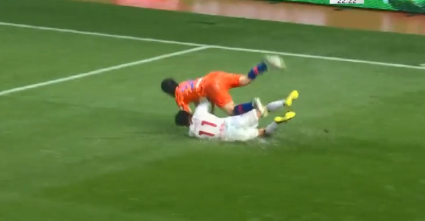 山东鲁能|裁判挡不住鲁能！李霄鹏被吹急了，外援中卫无奈跪地，标准看不懂