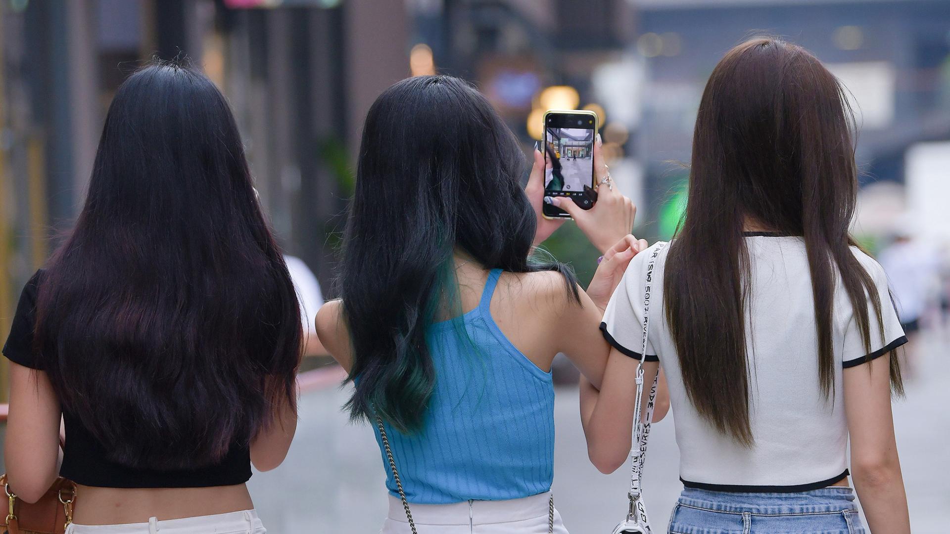 牛仔裤不亮眼,但牛仔裤的背影很迷人