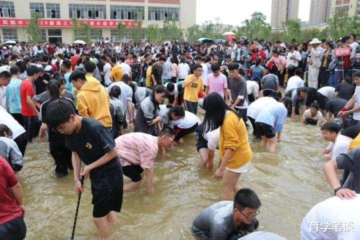 「」太拼了！有人捞鱼，有人穿旗袍，高三老师们为了学生高考豁出去了