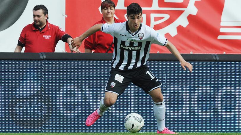 意甲@他年仅23岁，曾是世青赛最佳射手，作为尤文弃将已用出色表现征服意甲