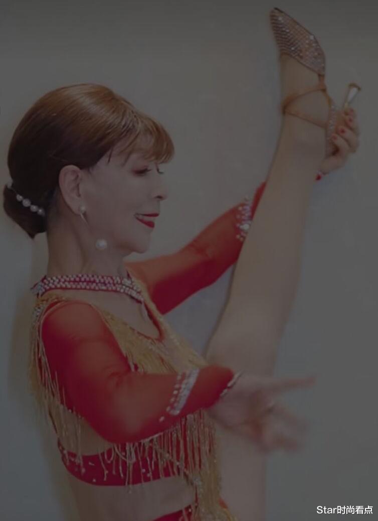 「美甲」79岁网红汪奶奶，浑身上下就剩皮包骨也时尚？一字马劈叉很拿手