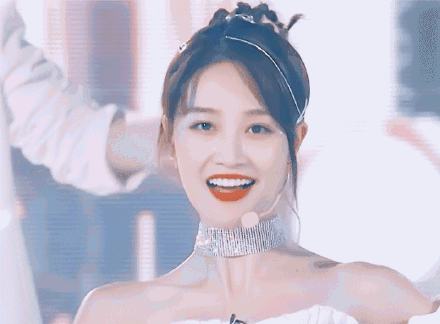 万茜▲乘风破浪的姐姐主题曲舞台曝光，万茜站C位，众人白色女团装太美