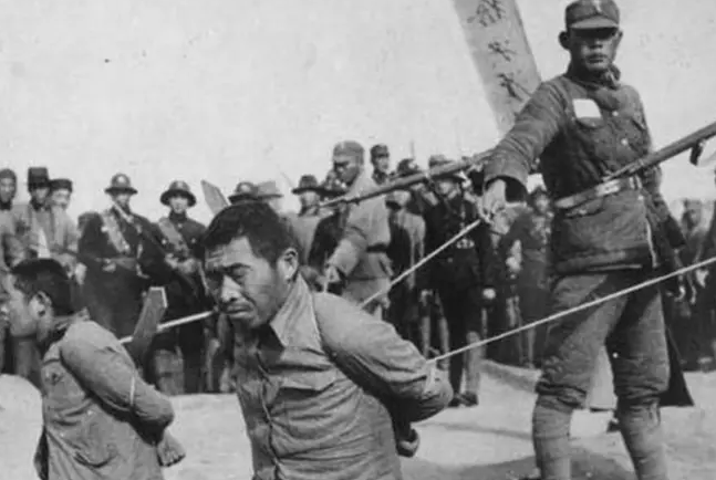 日军@1951年枪决汉奸时，李克农赶来刑场高呼：枪下留人！汉奸是何来头？