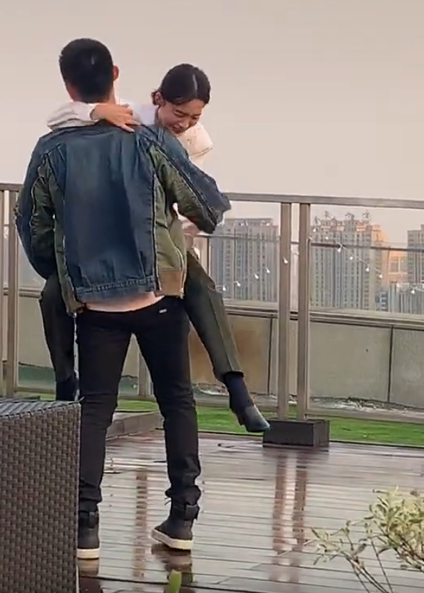 李沁▲黄景瑜抱着李沁转圈，导演刚喊卡，李沁接下来一个举动，真实了