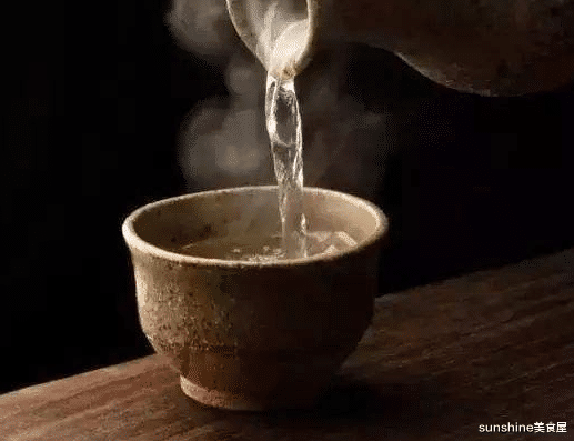 ##为啥夏天都爱喝冰啤酒却没人喝冰白酒？原来有这讲究，酒鬼都知道