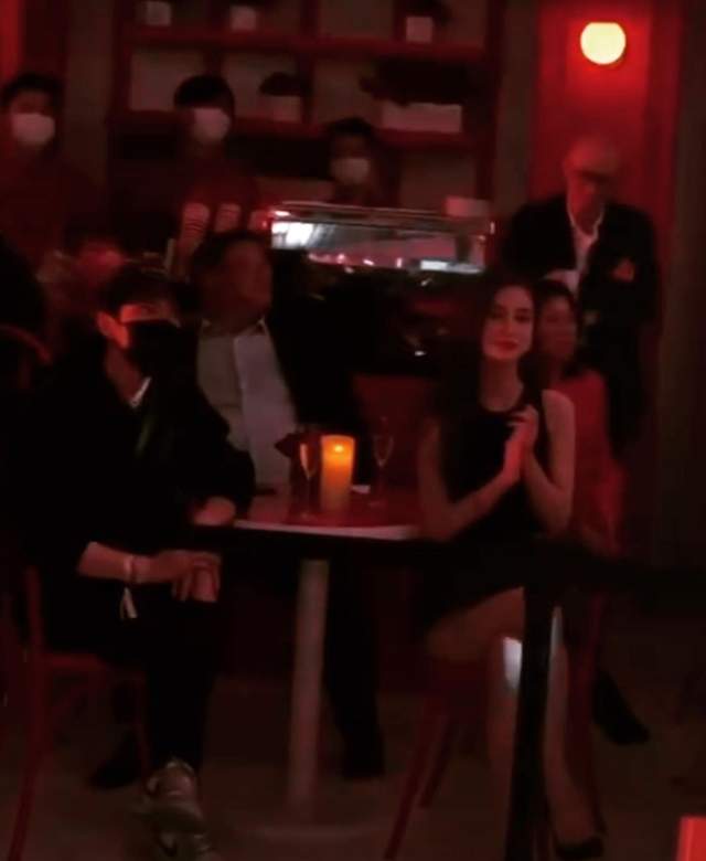 邓紫棋|邓紫棋携员工游迪士尼，与男友Mark大方同框，穿情侣装暗撒狗粮