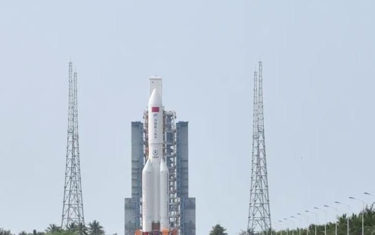 UFO▲上午8点,长征5B运载火箭抵达发射工位,发射时间已基本定下