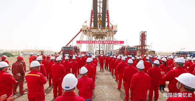 「新疆维吾尔自治区」中国新疆传来好消息，近万米钻头打入沙漠地下，西方：太疯狂了