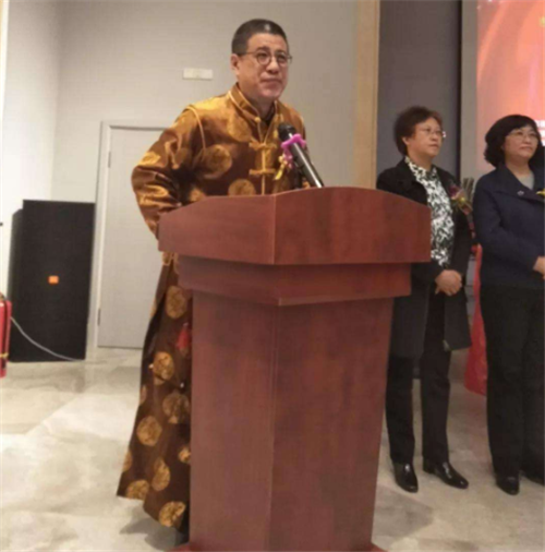 乾隆|?大清亡了108年,乾隆七世孙戴帝王扳指,穿龙袍领百官祭祖引争议