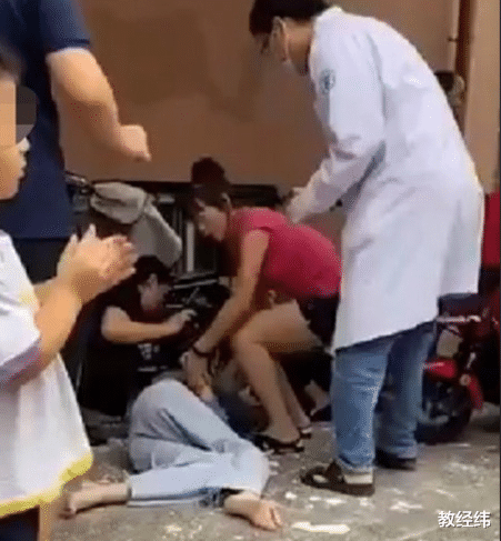 |山东女子打开窗户去阳台，竟从楼上\漏下来\摔伤？外墙吊顶是石膏糊的？