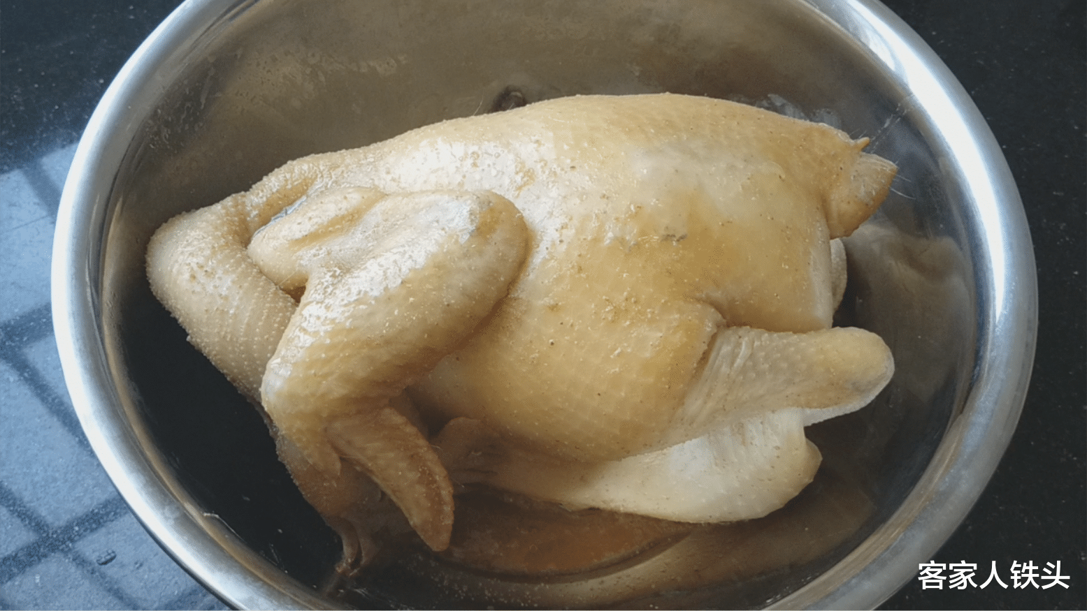 「」盐焗鸡家常做法，不用炒盐，一样皮香肉滑又入味，一只4斤不够吃
