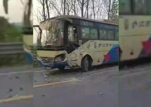 比亚迪|一辆大客车与比亚迪相撞，比亚迪被“砍”成两半，司机只被擦伤