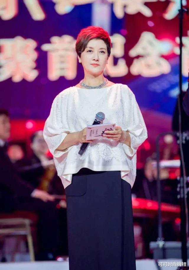 穿衣搭配|邓婕难得随夫亮相，穿黑色裙装体型微胖，62岁剪短发干练大气
