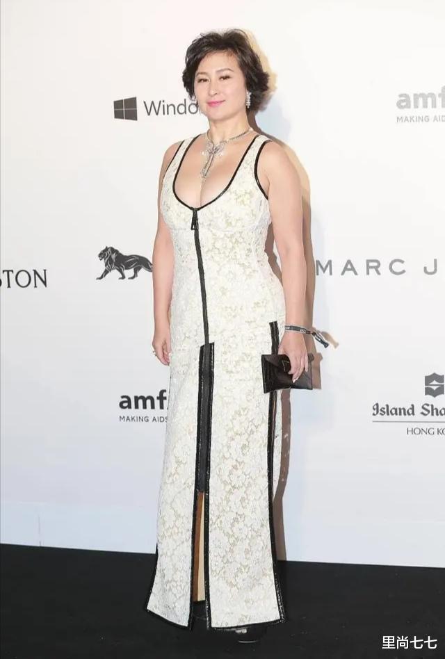 「刘嘉玲」何超琼为了赢刘嘉玲太拼！拉链只拉一半秀曲线，肉感身材太抢镜