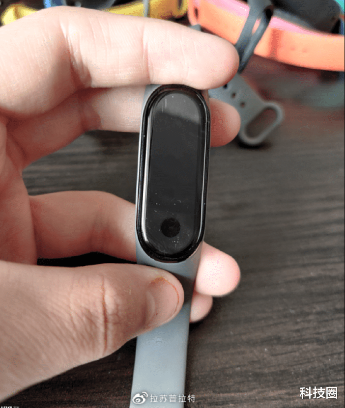 『小米科技』小米手环5真机首次泄漏，挖孔前置摄像头+全面屏设计