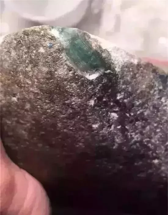 『翡翠』狗屎地里出高绿，剥丝抽茧取出的牌子料，不亏反而大涨特涨！