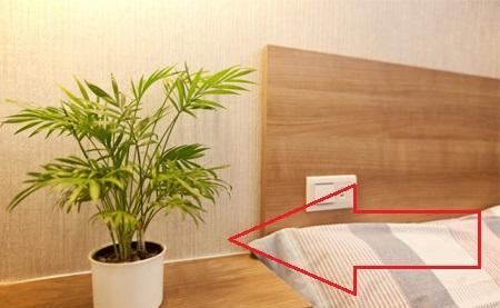 床头柜万万不要这样摆放, 师傅看了直摇头, 再富裕也会越住越穷!