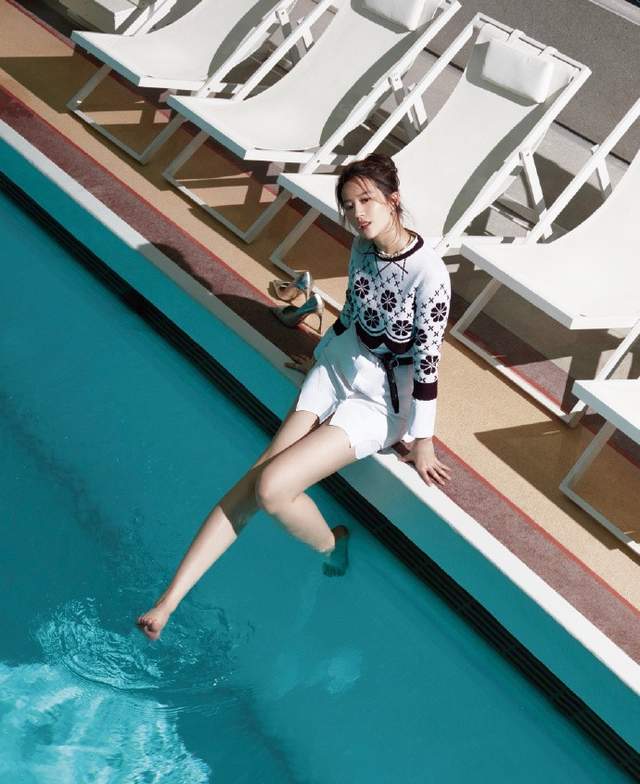 劉亦菲泳池邊秀時尚，穿針織衫配短褲身材搶眼，33歲還是小仙女-圖5