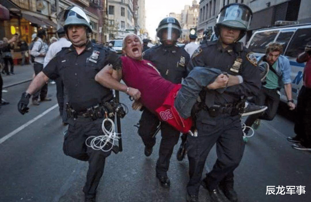 特朗普|派7万大军镇压也没用，美国多地彻底沦为战场，枪声不断民众逃离