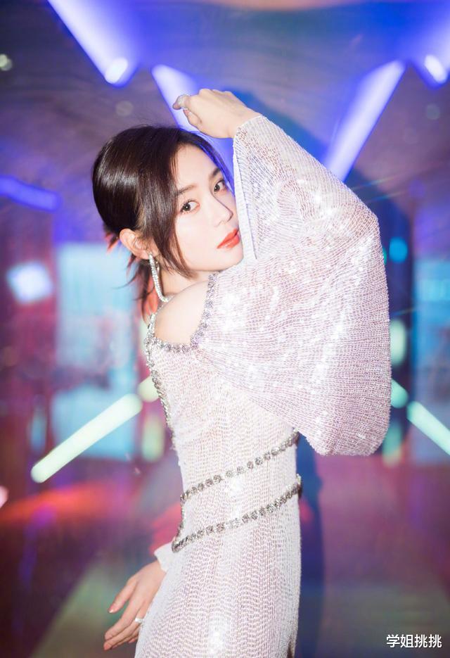 短发|李溪芮难得留长发，扎起头发更有味道了，筷子腿赚足了眼球