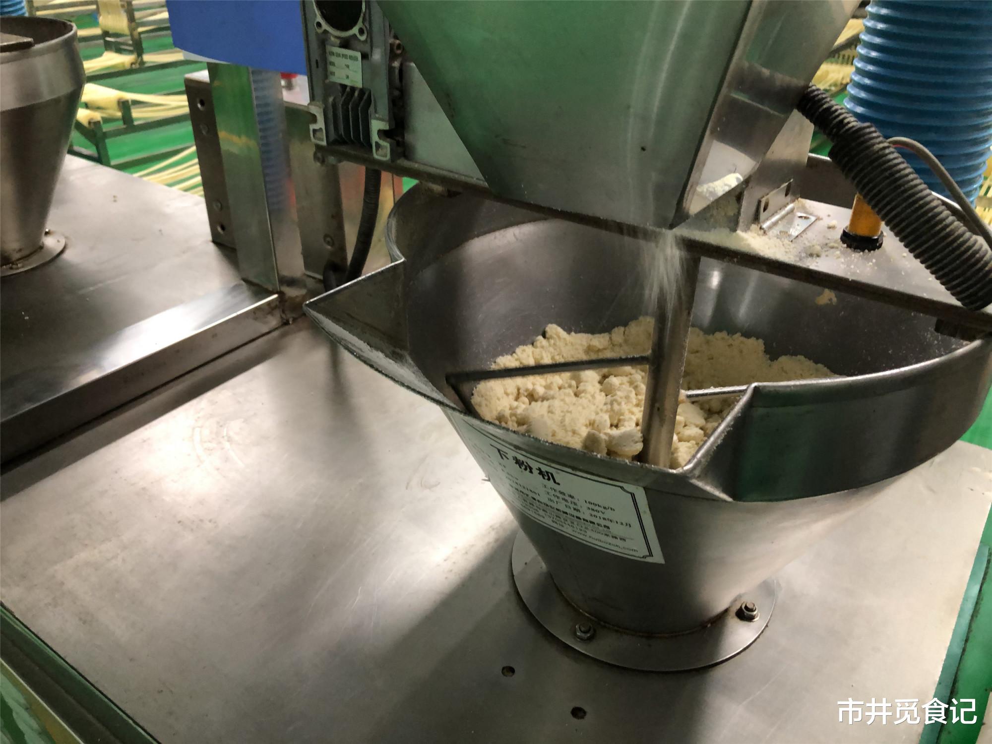 辣条|实拍辣条生产工厂，调味师100万元挖不走，“一盆油”是核心资源