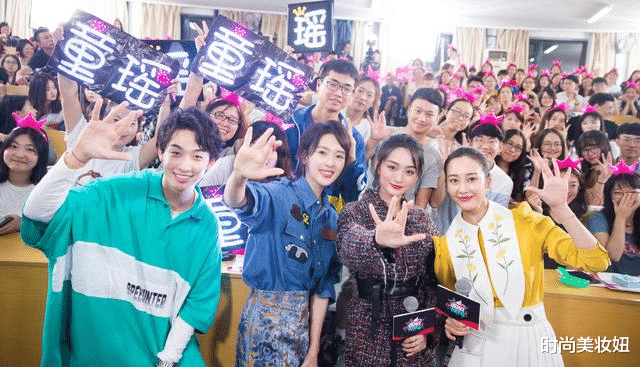 牛仔：童瑶剪了短发真惊艳，穿牛仔衬衫配半身裙像少女，看了都想剪