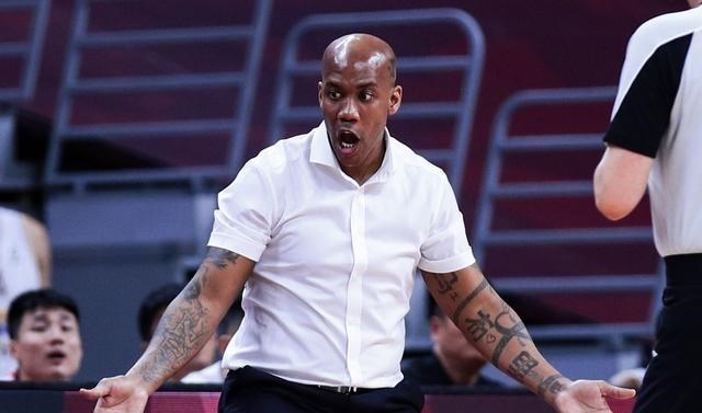 「福建男篮」73分20板12助！福建男篮双核彻底打疯，马布里不解，孙悦5犯