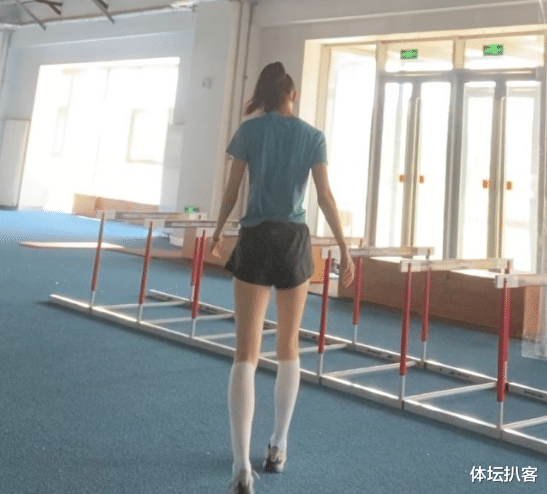 张国伟@曝张国伟以前从来不玩手机，队友无奈发声：他曾经是我们的榜样！