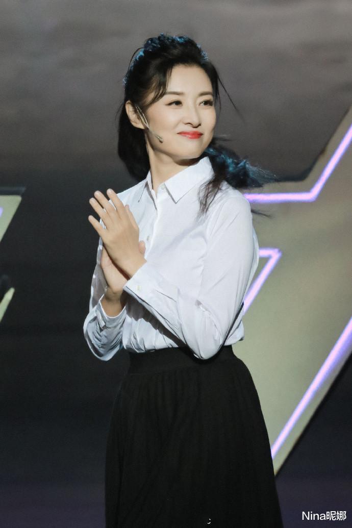 周涛|52岁周涛离开央视罕见演话剧,大把年纪穿半身裙扎马尾,女生看心酸