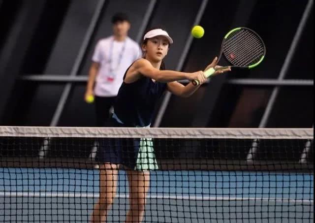 有一种发育过猛叫森碟穿背心抬手那一刻少女身材很明显