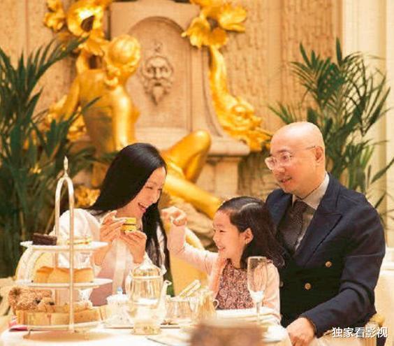 徐峥|徐峥11岁女儿银幕首秀，和爸爸如复制粘贴，曾因容貌被吐槽而大哭
