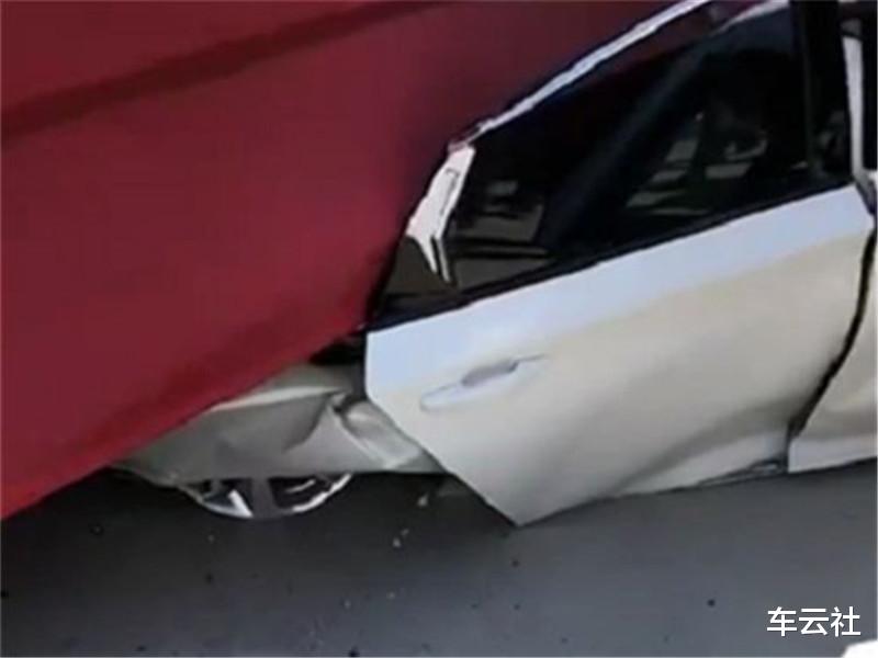 本田雅阁|本田雅阁被大货车压顶，ABC柱全断了，车主却还能笑着说话！