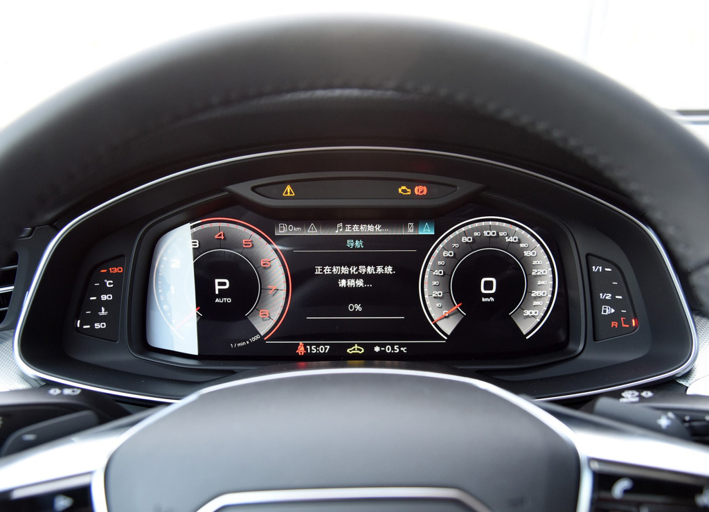 『奥迪A6L』曾经公认的“官车”，车长超5米，内饰3块大屏幕，现优惠完才32万