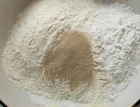 『米糕』自从学会糯米粉这做法，我家3天2头做，筋道软糯，比糯米滋更好吃