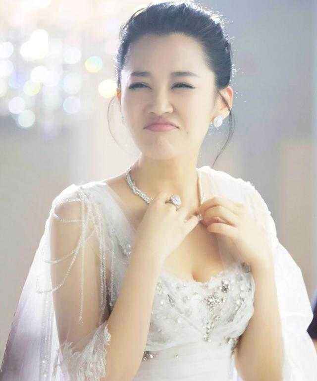 万茜|许晴怎么还不嫁?51岁撩人魅力从不停歇,难怪谁都看不上