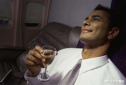 【脾胃】提醒夏天湿气重的人：5种美食越吃湿气越重，很多人控制不住