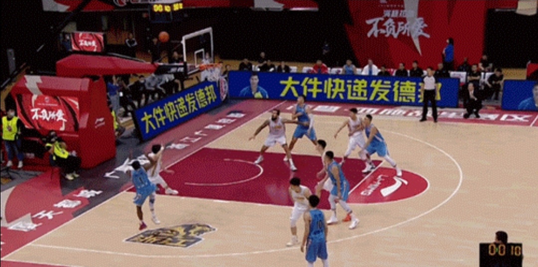 广厦|闲谈CBA——北首钢京换回球衣，1.8秒绝杀广厦，终止四连败