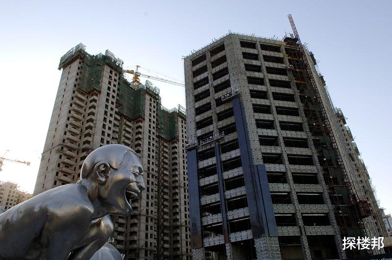 当之无愧的水泥钢铁之王，一夜之间异常短缺，只因有85亿平米在建工程