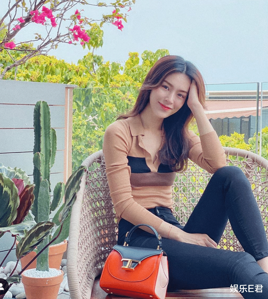 #文咏珊#32岁文咏珊坐老公大腿秀恩爱，继baby之后她也成了人生赢家